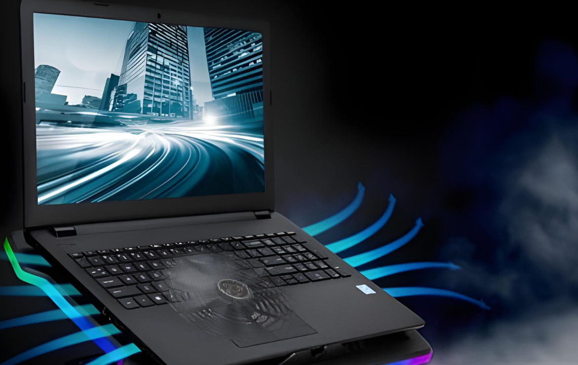 Laptop ısınma sorunu yaşayan kullanıcının fan desteğiyle bilgisayarını soğutmaya çalışması